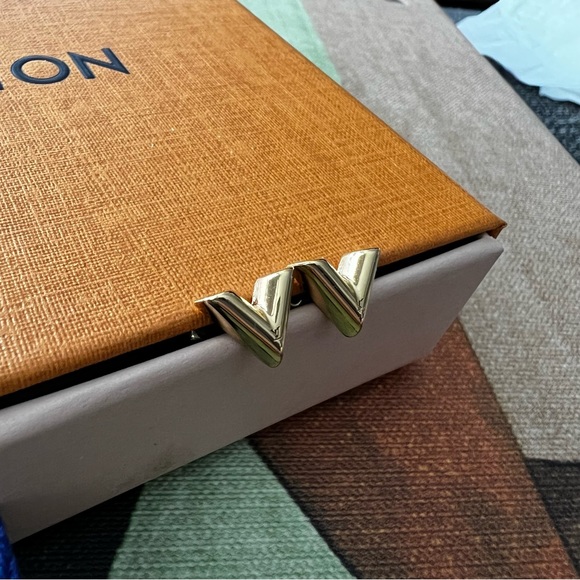 LOUIS VUITTON Gold Essential V Stud Earrings - Picture 4 of 9